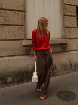 Mẫu quần đẹp nhất mùa với gam màu nâu hiện đại và sang trọng