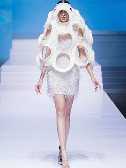 Vũ Việt Hà, Hà Linh Thư gây ấn tượng trên sàn diễn tuần lễ thời trang