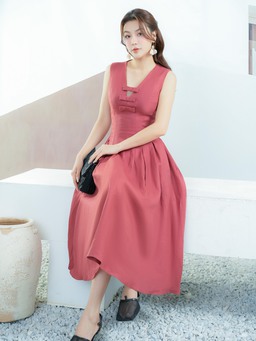 Nhẹ như mây trong từng bước đi với đầm linen