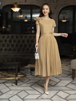 Chân váy xếp ly ăn gian vóc dáng, cho vẻ ngoài cuốn hút