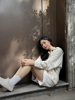 Chỉ với tông trắng, nàng vẫn đủ nổi bật giữa đám đông