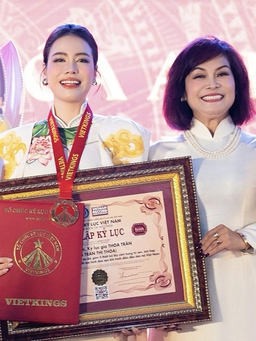 Áo dài phát sáng của nhà thiết kế Thoa Trần được trao Kỷ lục Việt Nam