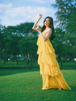 Diện trang phục sắc vàng rực rỡ, sang chảnh đón năm mới