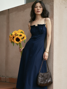 Váy hai dây đơn giản nhưng đầy cuốn hút cho những buổi dạo phố mùa hè