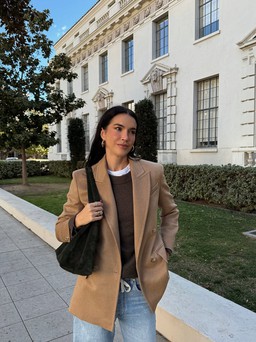 Kết hợp cổ điển và hiện đại cùng cặp đôi quần jeans và blazer