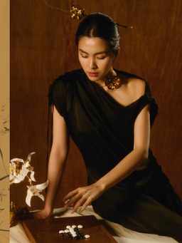 Tăng Thanh Hà 'khoe' phụ kiện nhựa tái chế đẹp ngỡ ngàng