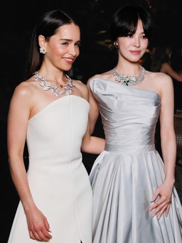 Song Hye Kyo đăng ảnh đọ sắc 'mẹ rồng' Emilia Clarke gây chú ý