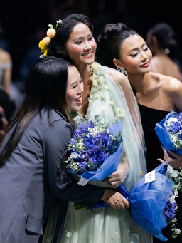 Lan Khuê, H'Hen Niê cùng dàn chân dài đình đám đổ bộ sàn diễn thời trang