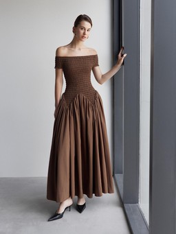 Đẹp cả tuần nhờ bộ ba váy dài, quần ống rộng và giày cao gót