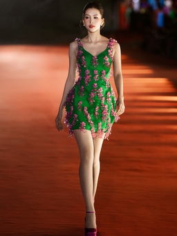 Hoa hậu Tiểu Vy làm vedette show thời trang ở cảng sông Hàn Đà Nẵng