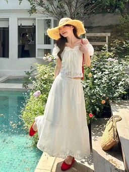 Cặp đôi áo trễ vai và chân váy tạo nên nét quyến rũ khó cưỡng