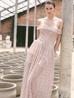 Đầm dự tiệc sang trọng, tối giản nhưng ai cũng phải ngắm nhìn