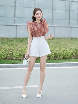 Thanh lịch nơi công sở với áo tay bèo sát nách