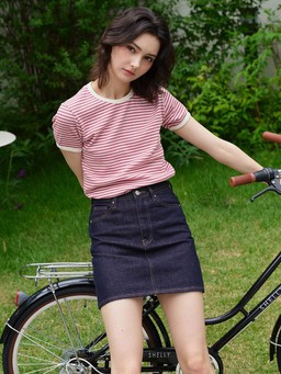 Phong cách Paris sang trọng với chân váy denim mini và áo thun kẻ sọc