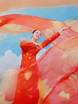 'Chim công làng múa' Linh Nga rạng rỡ trong thiết kế áo dài của Thủy Nguyễn