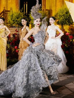 Lê Hoàng Phương diện trang phục nặng gần 20 kg trên sàn diễn ‘Vietnam Beauty Fashion Fest’