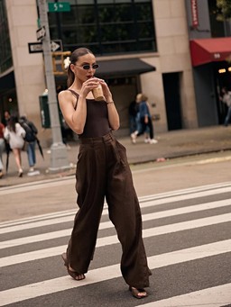 Quần tây màu nâu là xu hướng mới cho mùa thu 2025