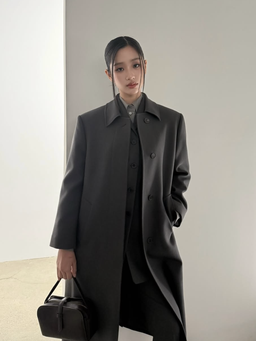 Áo khoác dáng dài gam màu trung tính, lựa chọn an toàn nhưng đầy khí chất