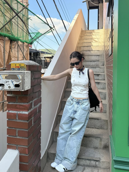 Quần jeans ống rộng trở thành lựa chọn quen thuộc trong tủ đồ của phái đẹp