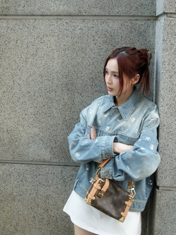 Bản phối đời thường trở nên ấn tượng hơn với áo khoác denim