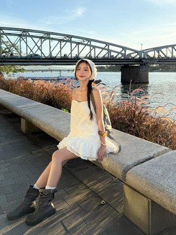 Khăn turban ren trắng, chút điệu đà cho ngày xuống phố