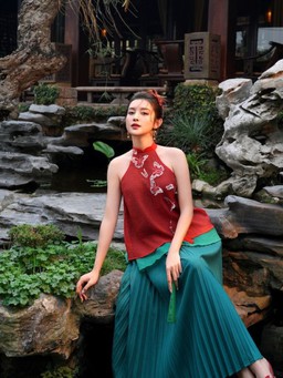 Áo cổ yếm tôn nét đẹp truyền thống, lựa chọn nổi bật mỗi dịp xuân về