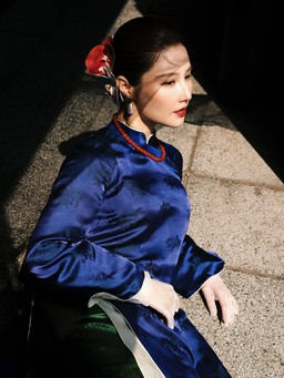 Áo dài xanh dương và khả năng tôn da ấn tượng