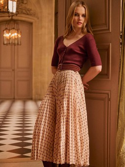 Đầu năm, nàng ưu ái diện chân váy xếp ly mọi lúc