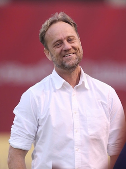 HLV Vũ Tiến Thành chê ‘tơi tả’ cầu thủ Ninh Bình, HLV Polking bất ngờ khiêm tốn đến khó tin