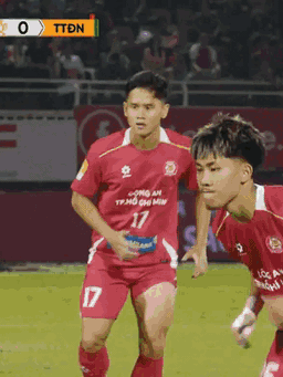 Cầu thủ Việt kiều Khoa Ngô tỏa sáng, CLB CA TP.HCM thắng đội của Công Phượng để vào bán kết