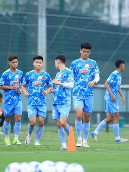 U.23 Việt Nam bỗng hóa ‘tí hon’ khi đứng cạnh người ‘khổng lồ’ Quang Kiệt: Lần đầu sao 1,95 m lên tiếng