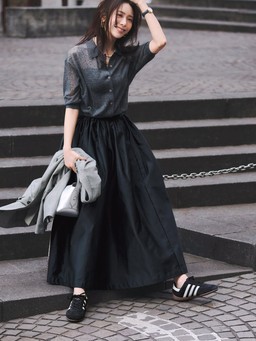 Mát nhẹ ngày nắng qua bản phối váy dài và giày thể thao