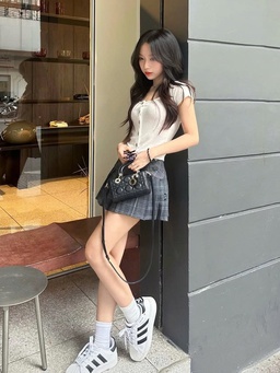 Chân váy tennis giao thoa giữa năng động và quyến rũ