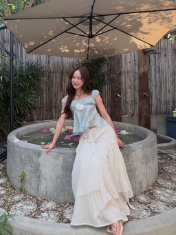 Chân váy trắng giúp nàng tỏa sáng ngày hè rực rỡ