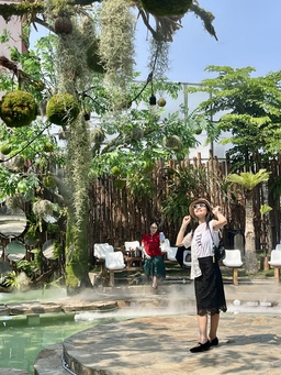 Giới trẻ TP.HCM rủ nhau 'lạc vào rừng' tại quán cà phê rộng hơn 1.000 m²