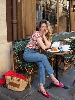 Những bộ trang phục sành điệu với quần jeans, giày búp bê theo phong cách Pháp