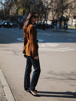 Phối blazer với quần jeans, cặp đôi thời trang tối giản hợp với mọi cô gái