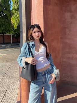 'Lên đồ' phóng khoáng với bộ đôi áo hai dây và quần denim
