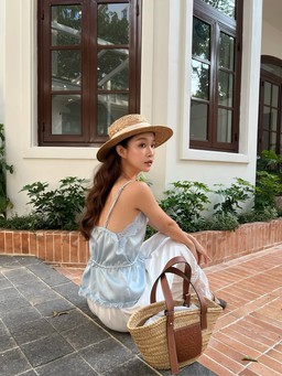 Mũ rộng vành, túi oversized... những phụ kiện làm nên phong cách hè đặc sắc