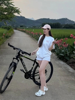 Đơn giản nhưng không đơn điệu cùng áo thun và mũ lưỡi trai