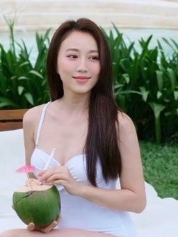 Đời thường gợi cảm của 'mợ Hai' gây sốt trong phim Việt giờ vàng