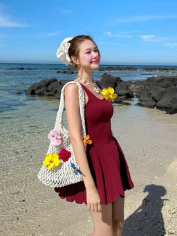 Tạo điểm nhấn cho mái tóc cùng những chiếc dây buộc tóc màu trắng