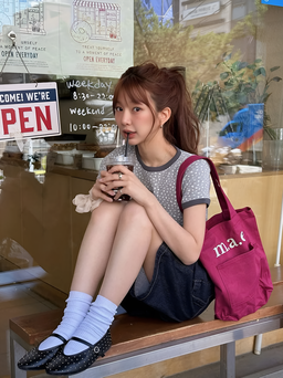 Chỉ một đôi tất cao cổ, trang phục dạo phố rạng rỡ ngay lập tức