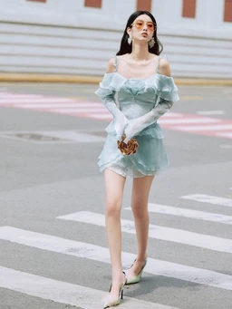 Đầm đính hoa 3D tạo điểm nhấn kiêu sa, giúp nàng chiếm trọn spotlight