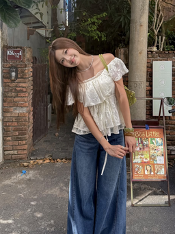 Áo trễ vai phối quần jeans, khoe vai trần gợi cảm đầy thần thái