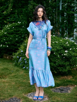 Sở hữu vẻ ngoài thanh thoát, nữ tính với đầm suông từ lụa và linen