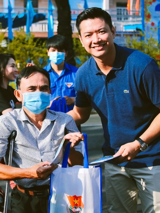 Hồ Đức Vĩnh, Quỳnh Thư trao quà tết cho người khuyết tật