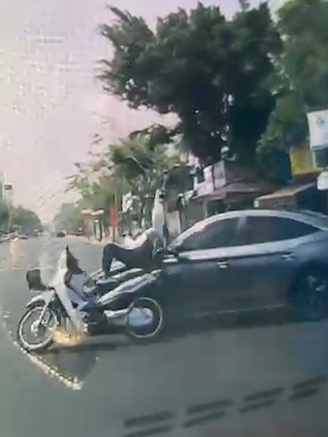 Lái ô tô bỏ chạy sau khi tông xe máy khiến nạn nhân bay lên cao