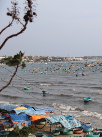 Bình Thuận: Yêu cầu tháo dỡ các lán trại bán hải sản 'cân điêu' ở Mũi Né