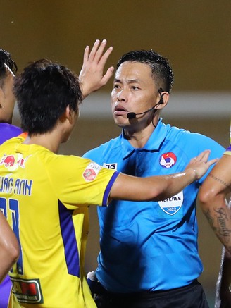 Tại sao Còi vàng 2022 không làm trọng tài chính vòng 1 V-League 2023?